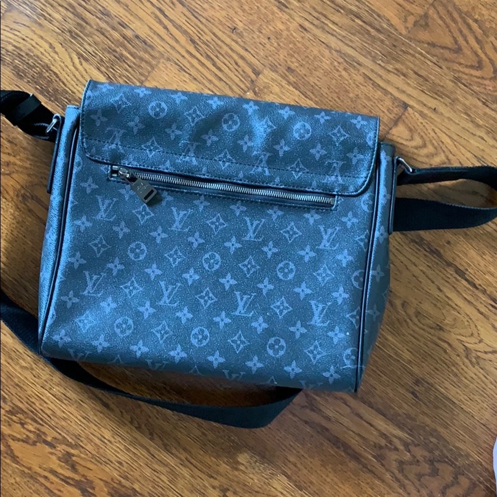 Louis Vuitton monogram district MM shoulder bag - Picture 2 of 4
